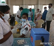 코로나19 3차 백신 접종하는 인도 경찰관