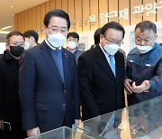 김 총리, 광양 포스코케미칼 방문.."국가 간 경쟁 치열"