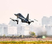 [속보] 공군 "F-5전투기 추락..조종사 비상탈출 확인 중"