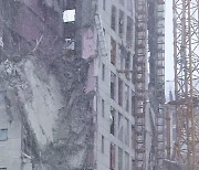외벽 붕괴 건물에 추가 균열 발견..주민 100여 명 대피