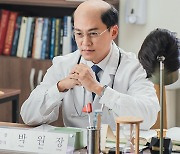 "경험 1만% 살린 짠내 의사 웹툰.. 드라마 만드니 매운맛 됐어요"