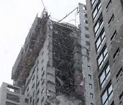 또 人災인가..광주 39층 신축 아파트 외벽 '와르르'