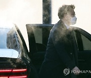 공수처 오늘 검사회의..출근하는 김진욱 공수처장