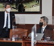 국무회의 참석하는 이인영·서욱 장관