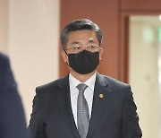 국무회의 참석하는 서욱 장관