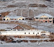 모여 있는 북한 주민들
