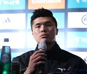 인터뷰하는 성남FC 골키퍼 김영광