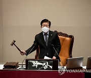 국가첨단산업 경쟁력 강화 및 보호특별법 가결 선포하는 박병석 국회의장