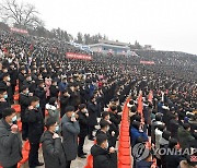 북한 청년들, '전원회의 결정 관철' 궐기대회 진행