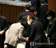 의원들과 인사 나누는 김기현 원내대표 와 추경호 원내수석부대표