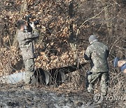 추락 동체 살피는 군 관계자