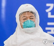 尹 "비과학적 방역패스·9시 영업제한 철회"..'페북 공약'