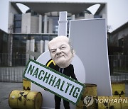 숄츠 가면 쓰고 기후정책 항의하는 독일 환경단체 활동가