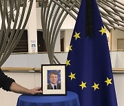 브뤼셀 유럽의회에 설치된 사솔리 의장 조문 테이블