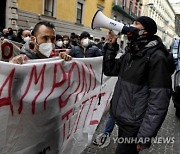 ITALY STUDENT DAD CORONAVIRUS PROTEST