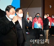 [포토]윤석열 국민의힘 대선후보와 기념촬영을 위해