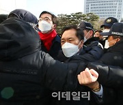 [포토]대검 출입 제지 당하는 김기현