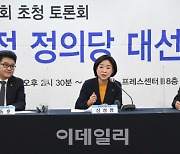 [포토]한국기자협회 초청토론회에서 질의에 답하는 심상정