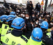 "상황 설명해주는 사람 아무도 없어"..실종자 가족들 발만 동동