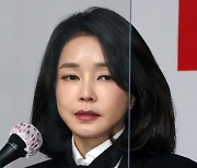 '허위 경력자 영부인 괜찮나' 김건희 현수막 '선거법 위반'
