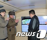 극초음속미사일 시험발사 현장에 참관한 북한 김정은