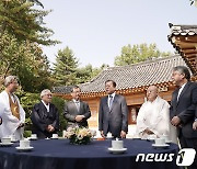 文대통령, 종교 지도자 오찬 간담회.."국민통합·평화 역할" 당부