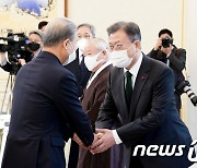 이용훈 주교와 인사하는 문 대통령