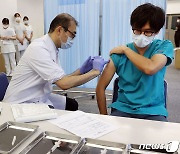 일본, 확진자 폭증에 부스터샷 접종 계획 앞당겨..접종율 0.7%