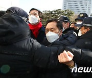 대검찰청 항의 방문 시도하는 김기현 원내대표
