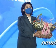 김혜경, 대구선대위 출범식 환영 꽃다발