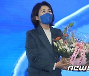 김혜경, 대구선대위 출범식 환영 꽃다발