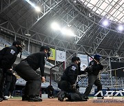 [포토] 스트라이크존 적응 훈련 펼치는 KBO 심판들