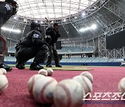 [포토] 고척돔에 모인 KBO 심판들, 정확한 스트라이크 판정을 위해