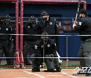 [포토] 고척돔에 울려퍼진 KBO 심판들의 스트라이크 콜!