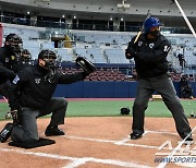 [포토] 고척돔에 모인 KBO 심판들, 새 스트라이크 존 적응훈련 중