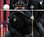 '고척돔에 퍼진 스트라이크 콜' 넓어진 스트라이크 존 적응에 나선 KBO 심판들[고척 현장]