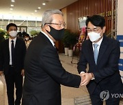 尹 떠난 김종인, 민주당 박용진과 무슨 대화 나눴나.."이재명에 우호적인 느낌"