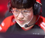 [포토] LCK 경기 준비 중인 '제우스' 최우제