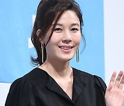 배우 김하늘, '백신 접종 후 뇌사' 여중생에 3000만원 기부