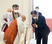 종교계 만난 문 대통령 "한국 민주주의 마지막 과제는 통합..선거 앞두고 거꾸로 가 걱정"