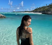 "디카프리오가 찍어줬나", 23살 연하 카밀라 모로네 해변서 숨막히는 몸매[해외이슈]