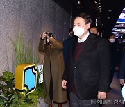 [헤럴드pic] 체온측정하는 윤석열 국민의힘 대선 후보