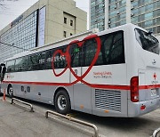 삼성 임원들, '헌혈버스' 위해 대한적십자사에 100억 기부