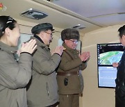 김정은 극초음속 미사일 시험발사 참관 보도