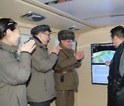 北, 전날 탄도미사일 발사에 김정은 참관.. "1,000km 표적 명중"