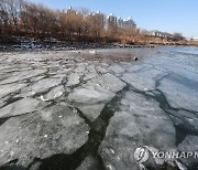 한파에 얼어버린 한강