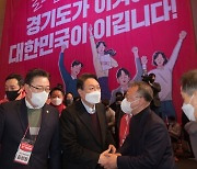 지지자들과 인사하는 윤석열 대선후보
