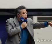 작전 지시하는 임근배 감독