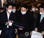 '리그오브레전드' 대회 관전 위해 줄 선 윤석열 후보와 이준석 대표