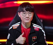 [포토] 2022 LCK 첫 출전 '에포트' 이상호 '따봉'